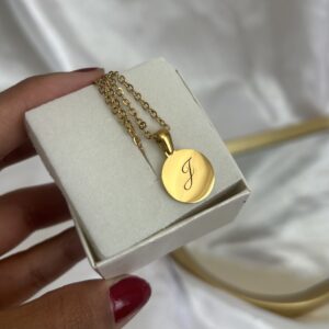 Colar medalha – inicial (dourado)